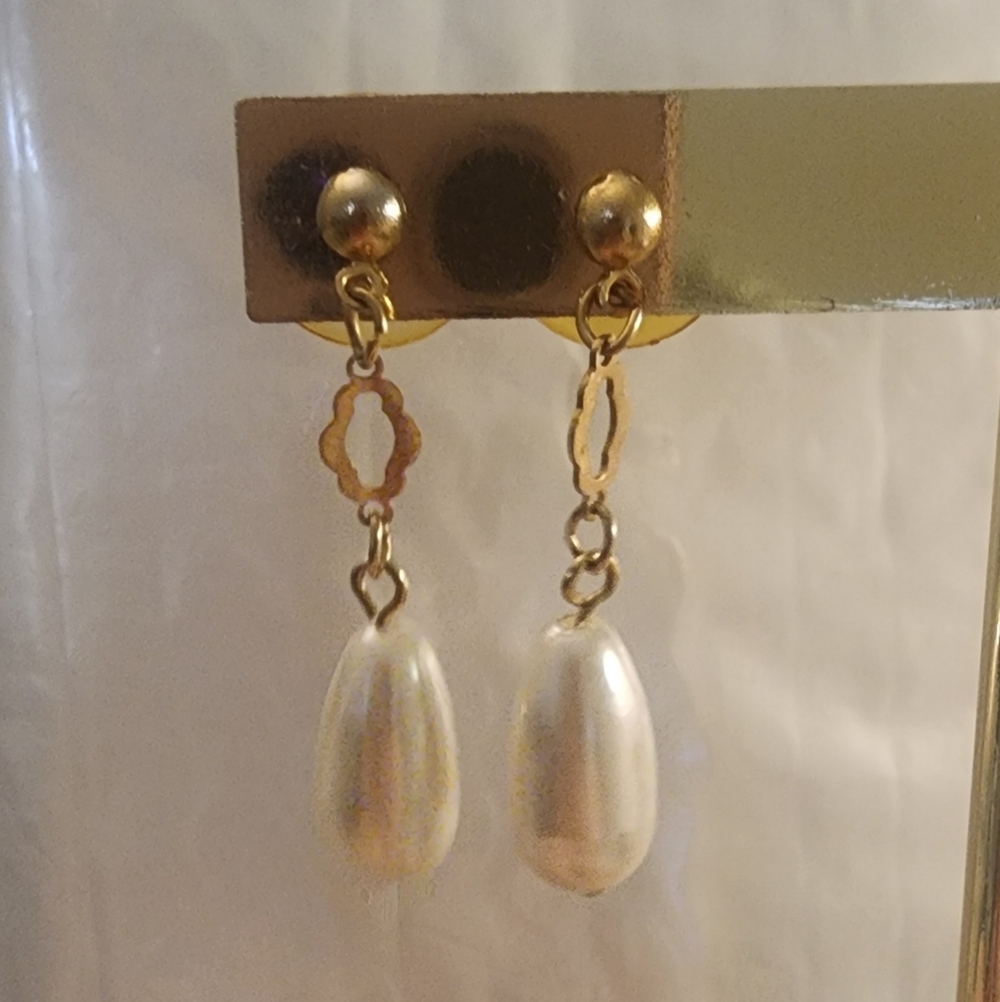 Elegant Gold Tone and Pearl Drop Earrings